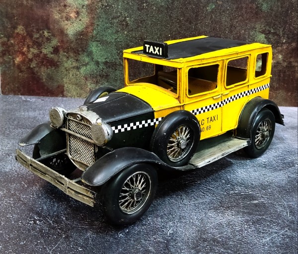 ماشین-فلزی-قدیمی